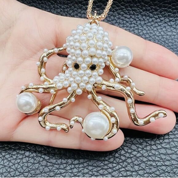 White Faux Pearl Octopus Animal Pendant inspired by Betsey Johnson Necklace NWOT - Picture 2 of 3